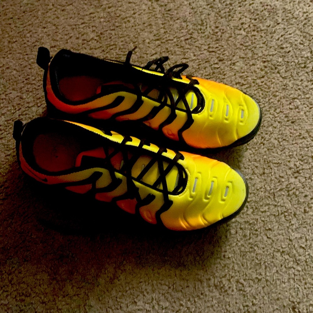Yellow n black vapor max plus barely worn size men 11